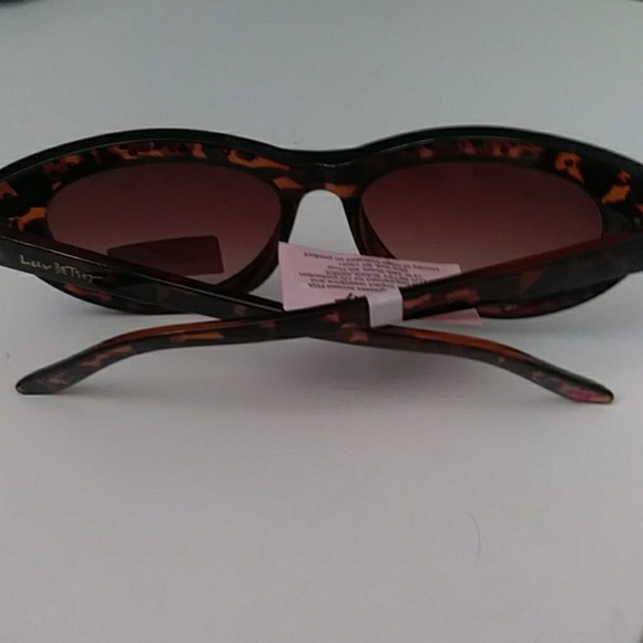 ❎SOLD❎NWT💋Betsey Johnson Sunglasses. - Picture 4 of 6